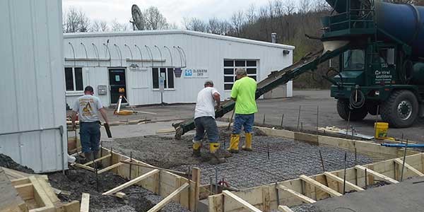 A picture of the crew pouring a concrete slab at a commercial site